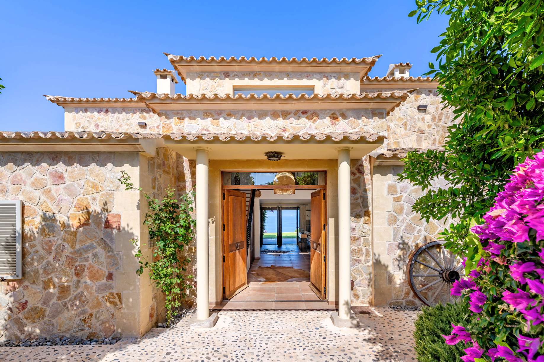 MYNE - Luxurious Mediterranean villa in the first sea line with