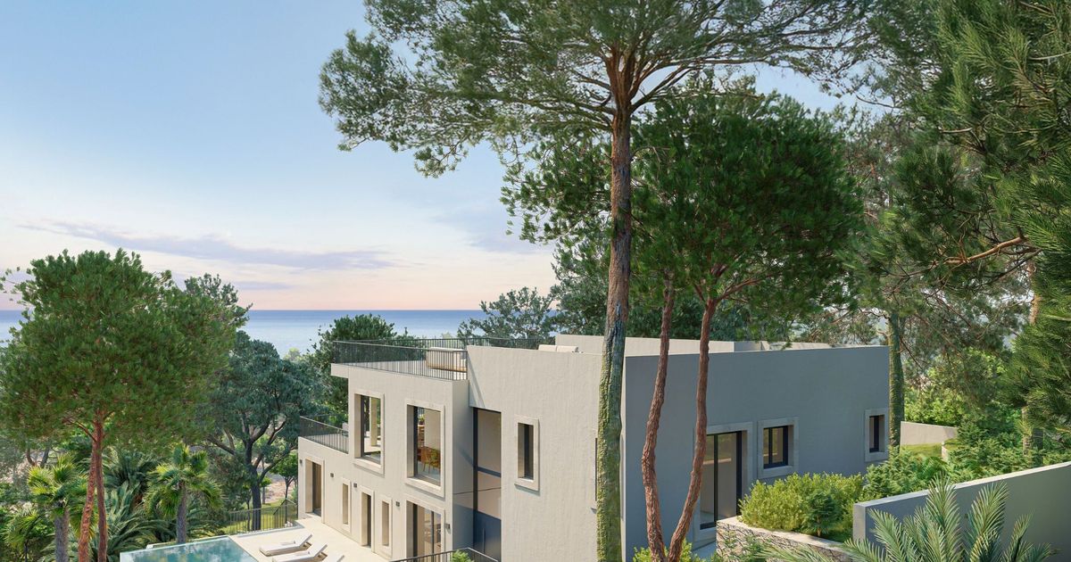 Villa in Second Sea Line with Roof Terrace and Sea Views - Image 1
