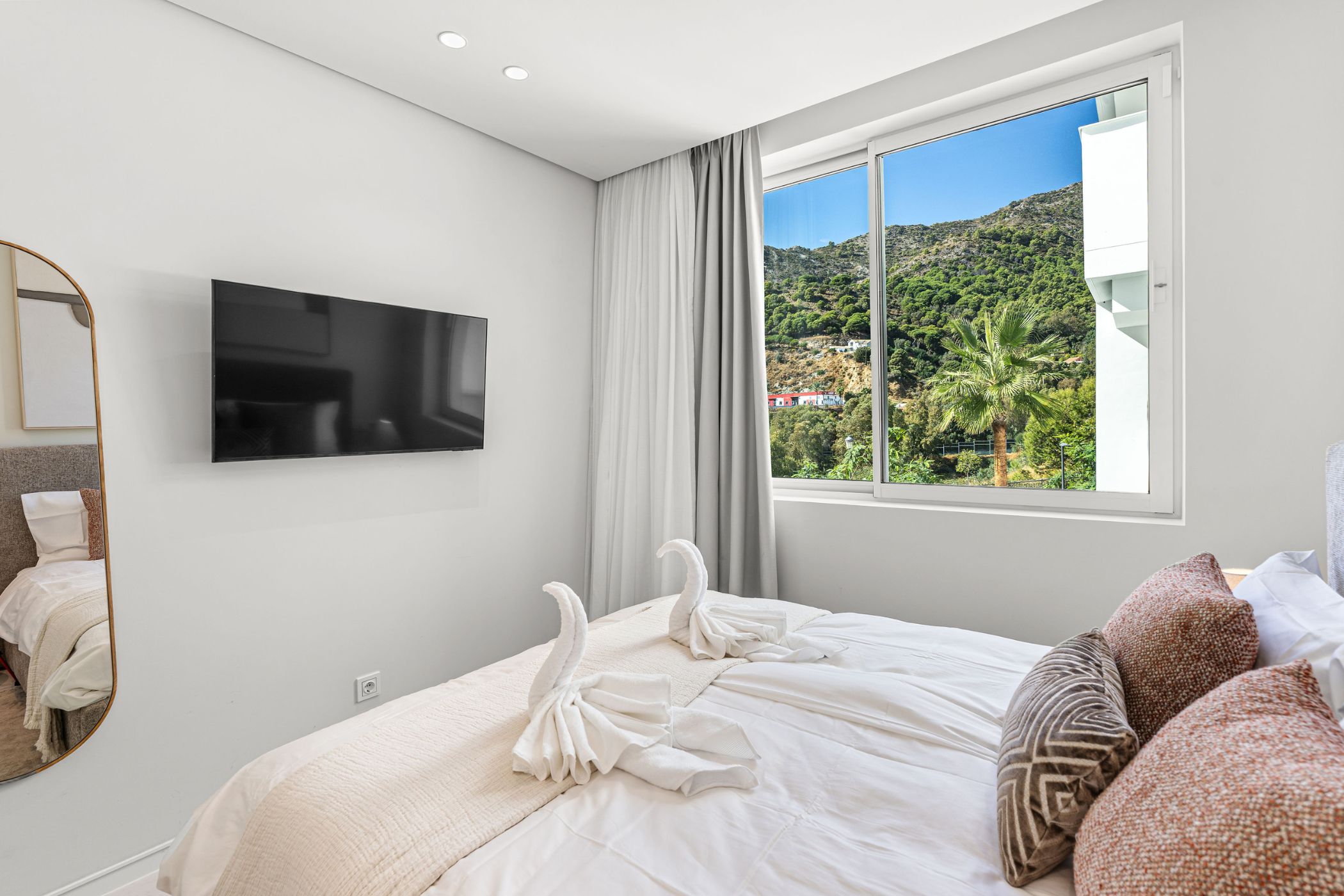 Dormitorio de un apartamento en Marbella con terraza, la orientación sureste abriéndose hacia la línea de costa oriental de Marbella y el Mediterráneo
