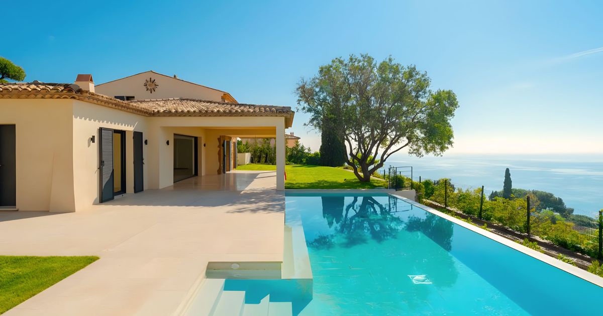 Modern Luxury Villa with Panoramic Views of the Sea and the Bay of Saint-Tropez
