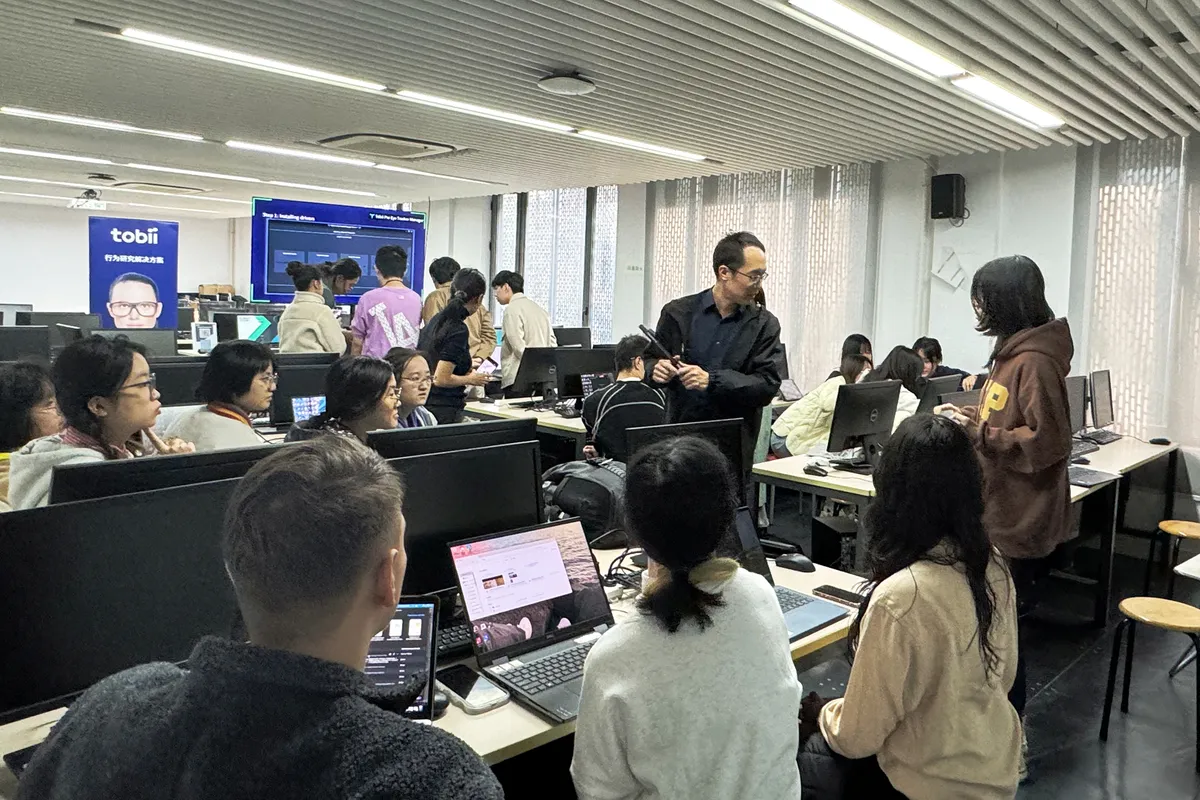Alex Liang et Murphy Wang ont rejoint le Prof. Chen pour examiner et discuter des projets finaux des étudiants. 