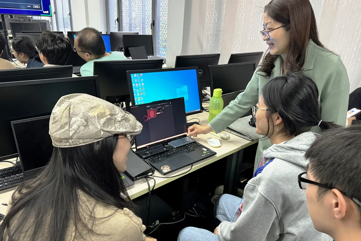 Annie Zhong explique comment installer l'Eye Trackers ou Oculomètres.