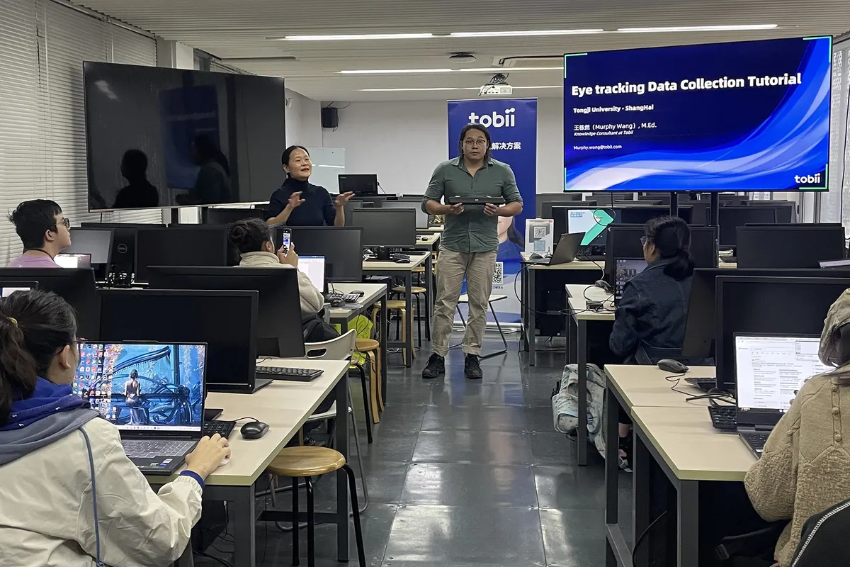 Murphy Wang, consultant en connaissances chez Tobii Chine, et Annie Zhong, ingénieur principal, ont présenté aux étudiants les concepts essentiels de la technologie de l'eye tracking.