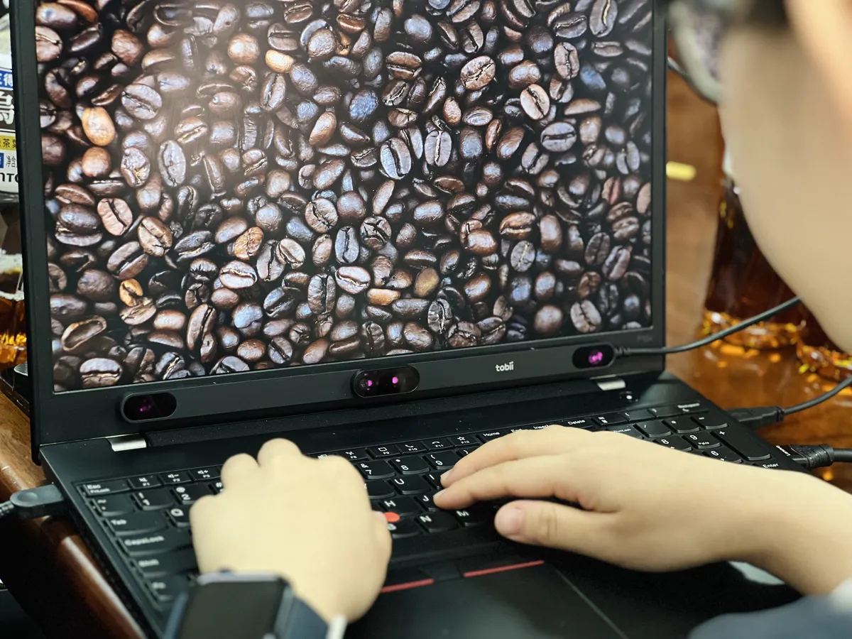 学生们使用Tobii Pro Lab软件构建眼动追踪实验