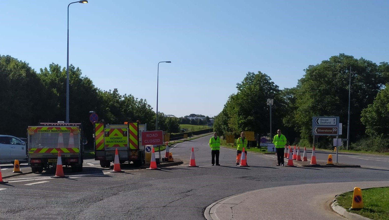 Traffic control at a roundabout