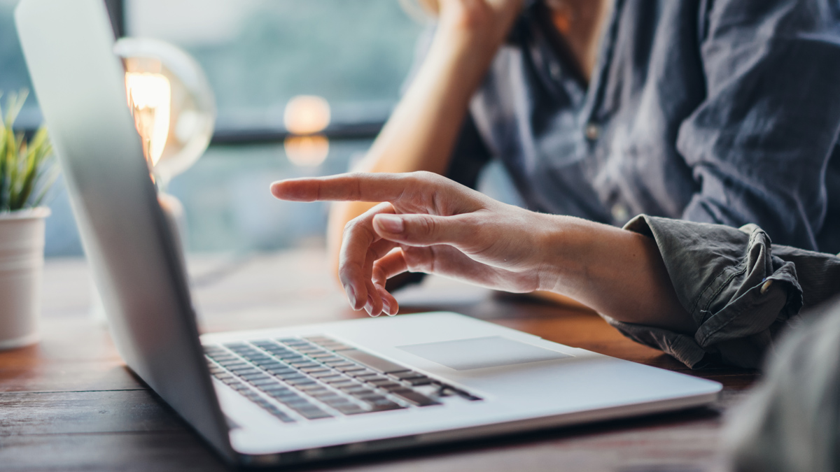 Vill du bli kund hos Tools - personer som sitter vid en laptop och en av dom pekar mot skärmen