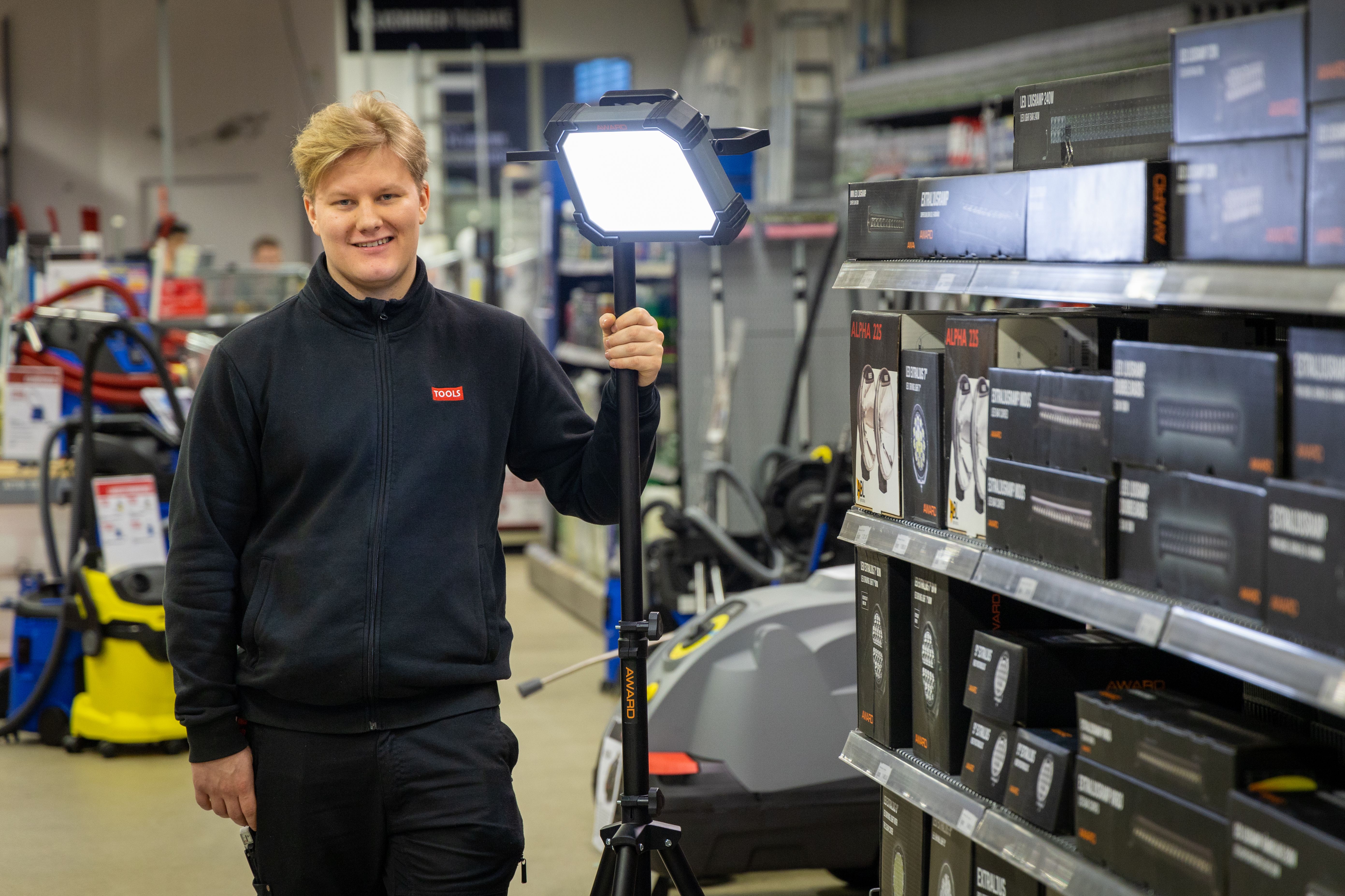 Mann viser frem Award arbeidsbelysning