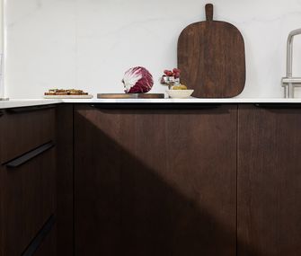 Dunkle Küche mit weißer Arbeitsplatte im Japandi-Stil