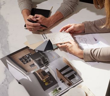 Küchenplanung mit Auswahl verschiedener Farben und Materialien.