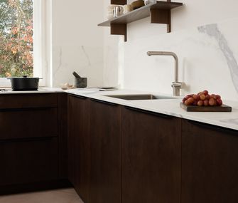 Küche im Japandi-Stil mit einer großen Arbeitsfläche