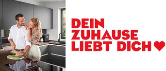Collage: Junges Pärchen kocht gemeinsam in einer schwarzen Eckküche. Schriftzug von Küchenaktion "Dein Zuhause liebt dich".