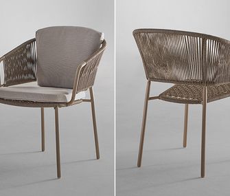 Filigraner, gepolsterter Gartenstuhl in der Farbe Latte.