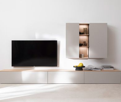 Minimalistische Wohnwand Contur Venzone in hellgrau mit Beleuchtung.