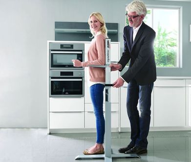 Ein Berater ermittelt durch Messen die richtige Arbeitsplattenhöhe