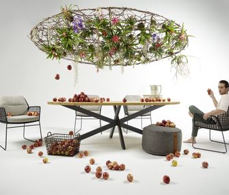 Design Gartentisch mit edlen Gartenstühlen in modernem Foto-Setup.