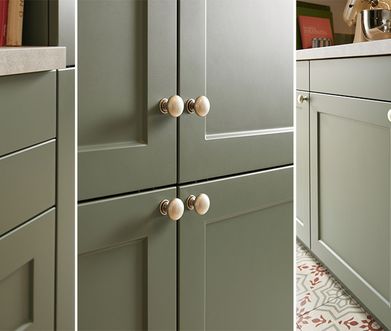 Collage: Landhausküche in hellem Grün mit silbernen Griffen.
