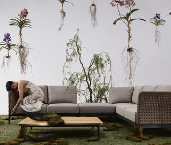 Graue Gartenlounge und Loungetisch mit Holzplatte