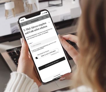 Frau am Mobiltelefon.