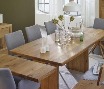 Esstisch aus Massivholz, das durch das Anstecken einer Platte erweitert wird
