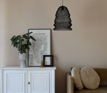 Weißes Schränkchen neben Retro Samtsofa