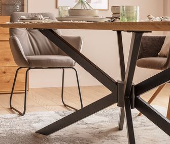 Nahaufnahme des X-Gestells eines Esstisches aus Holz