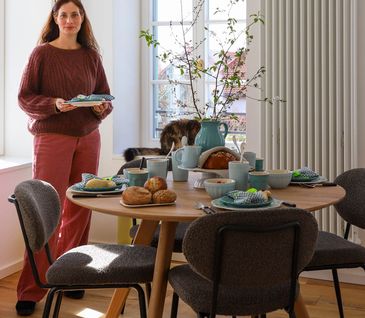 Nicole Zweig steht an für Ostern dekoriertem Esstisch.