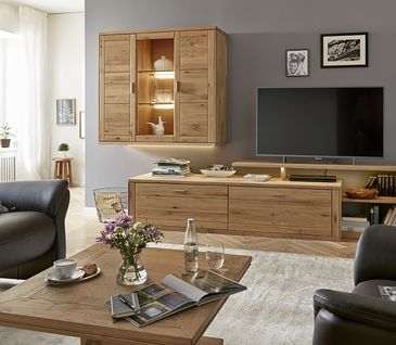 Eine Hängevitrine und ein Lowboard aus Massivholz