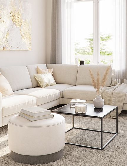 Weißes Ecksofa neben schwarzer Stehlampe, weißem Hocker, schwarzem Couchtisch und einem dunkelgrauen Drehstuhl