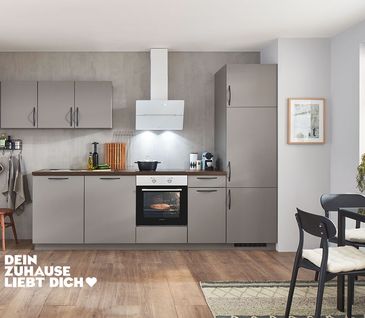 Moderne Küchenzeile von nobilia in der Farbe Taupegrau mit viel Stauraum.