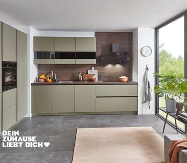 Küchenzeile in der Farbe Olive in heller und offener Wohnküche.
