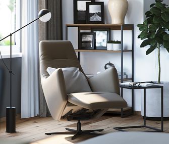 Ledersessel mit Relaxfunktionen vor einem Massivholzregal mit schwarzem Metallgestell