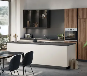 Minimalistische Küche mit Küchenzeile mit Holzfronten und Kücheninsel in Muschelweiß.