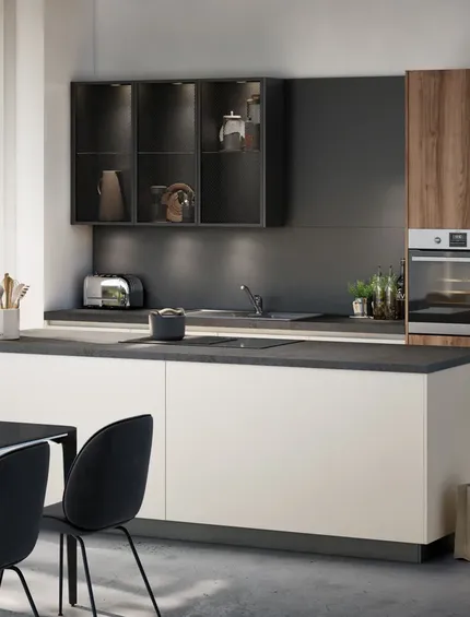 Minimalistische Küche mit Küchenzeile mit Holzfronten und Kücheninsel in Muschelweiß.