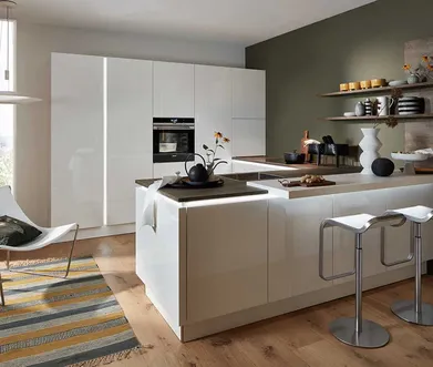 Weiße Hochglanzküche mit Beleuchtung.