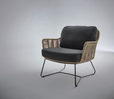 Gartenstuhl mit beigem Geflecht und grauem Kissen für die Rückenlehne und zum Sitzen.