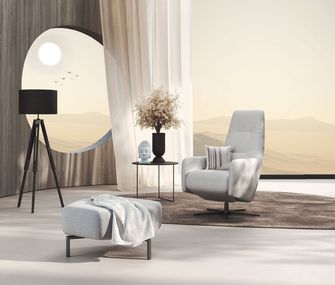 Weißer Fernsehsessel aus Leder mit hellgrauem Hocker mit Stoffbezug und Beistelltisch mit Metallgestell und schwarzer Vase