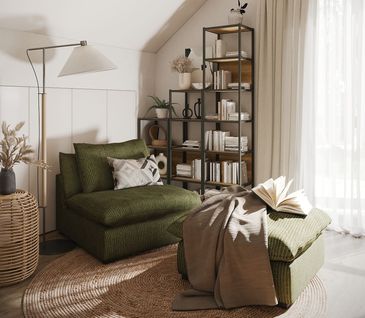 Dunkelgrüner Sessel mit dem passenden Hocker und gemustertem Deko-Kissen