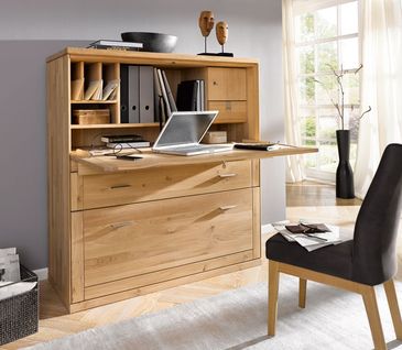 Massivholz-Sekretäre mit Buch, davor steht ein Sessel und eine Tasche