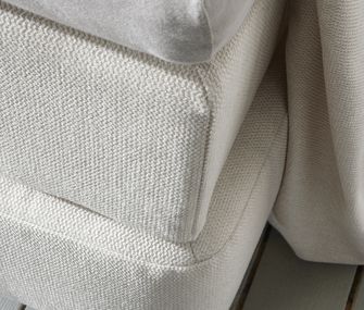 Detailansicht vom Aufbau eines Boxspringbetts: Boxunterbau, Matratze und Topper