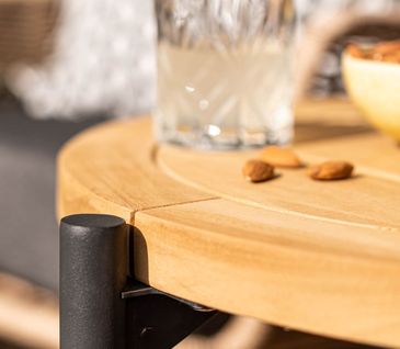 Detailaufnahme von Garten-Beistelltisch mit Tischplatte aus Teakholz.