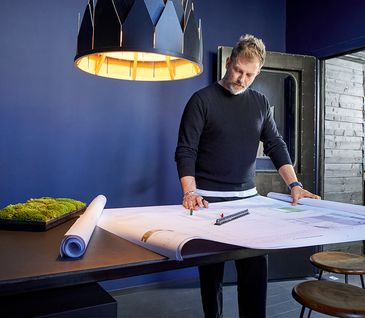 Küchenplaner stehend am Tisch.