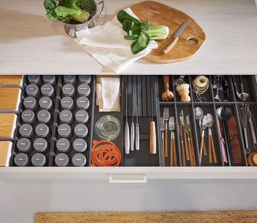 Küchenschublade mit viel Stauraum für Gewürze und Besteck.