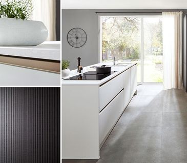 Inselküche mit grifflosen Fronten in Weiß und Dunkelbraun.