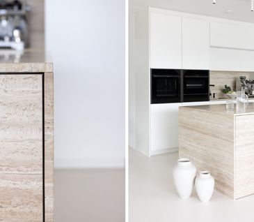 Kücheninsel aus Travertinstein.