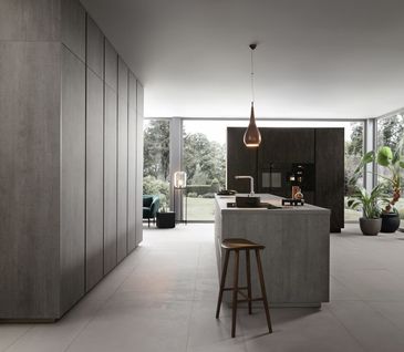 Moderne Küche mit Kücheninsel in Betonoptik und E-Geräte-Wand in Holzoptik