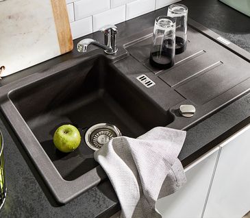 Dunkelgraues Spülbecken und Einhandhebelmischer