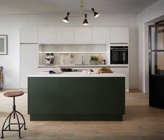 Elegante weiss, grüne Küche mit freistehendem Küchenblock