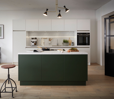 Elegante weiss, grüne Küche mit freistehendem Küchenblock
