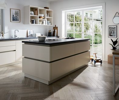 Cremefarbene Küche mit Essplatz und roten Accessoires