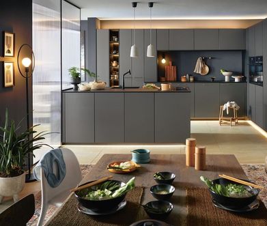 Moderne Küche in Anthrazit und Oberschränken in Holz-Optik mit Essbereich.